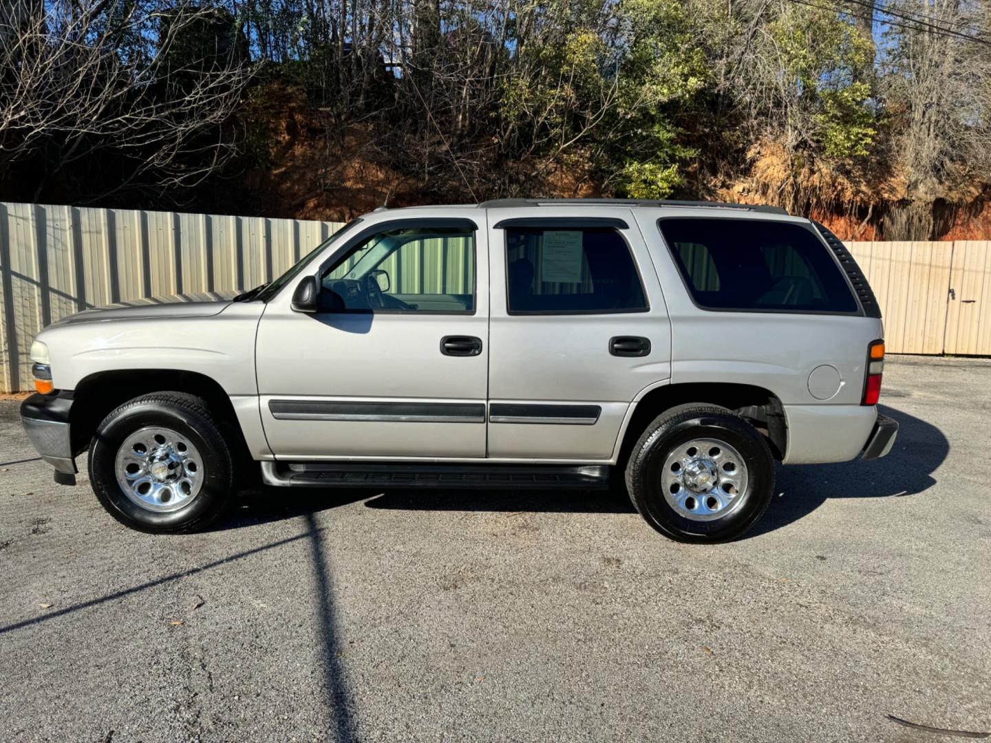 2005 TAN /CREAM LEATHER SEATS Chevrolet Tahoe 2WD (1GNEC13TX5R) with an 5.3L V8 OHV 16V engine, 4-Speed Automatic Overdrive transmission, located at 307 West Marshall Avenue, Longview, TX, 75601, (903) 753-3091, 32.500828, -94.742577 - Photo#1